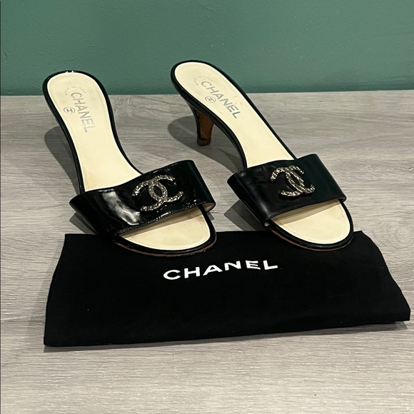 CHANEL Black Patent Leather CC Logo Kitten Heel Mules Size 39 - Picture 4 of 14